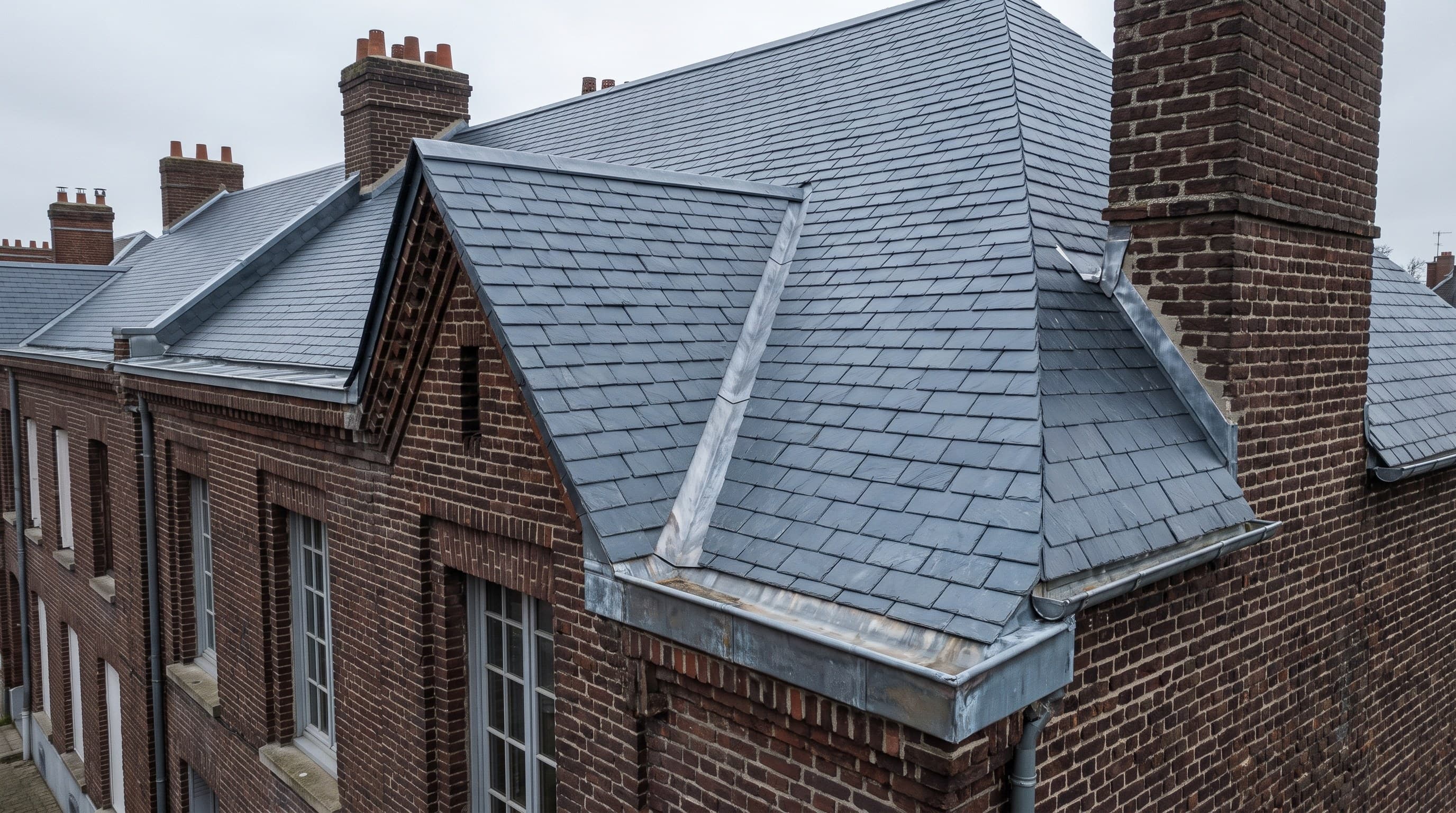 Acheter un immeuble du centre reconstruit à Saint-Quentin : ce qu'un diagnostic de toiture regarde
